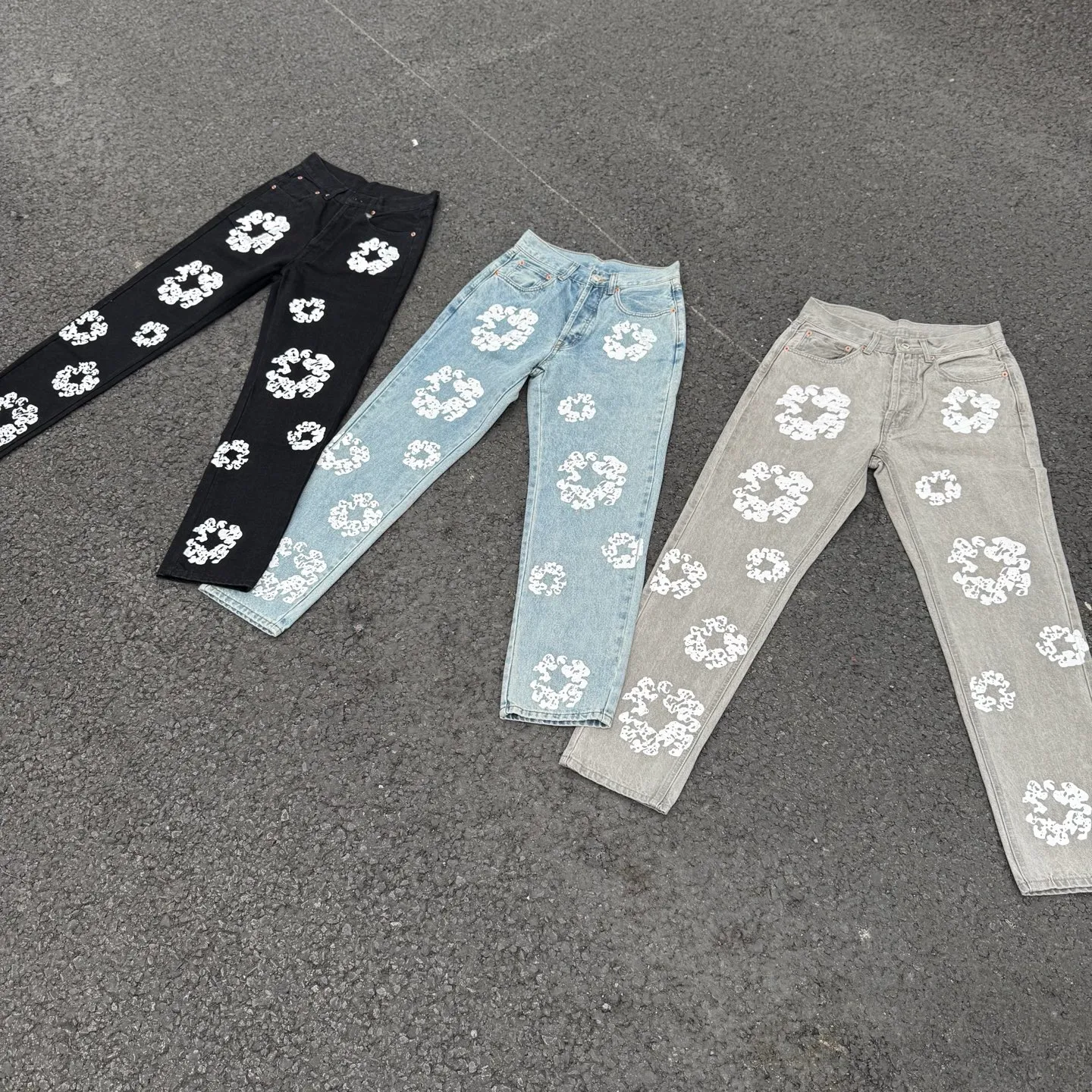 #8197 P220💰 DENIM TEARS Kapok American niche brand printed washed straight jeans. Produced by a major washed factory. Full of high-end feel. Knee part destroyed design with patchwork design. Already used as facade design. Leather waist nameplate. The focus of this style is not on washing, but on the destroyed shape and version. The secret lies in the craftsmanship of the master. The cost of post-production grinding, machining, knife cutting, etc. is far beyond comparison with assembly line products. Color: black, blue, gray. Size: 28-36 (corresponding to S-XXL)